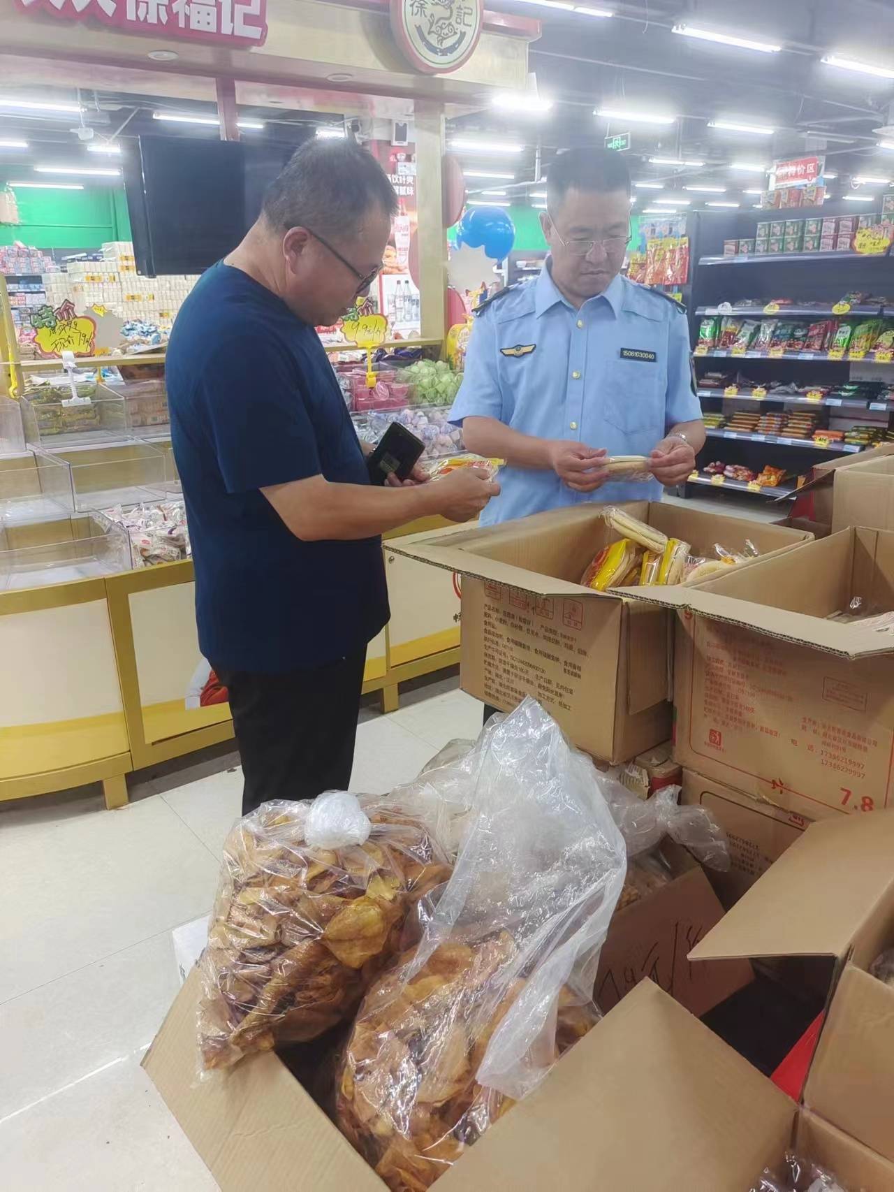 蘇家店鎮(zhèn)持續(xù)開展超市食品安全檢查 嚴(yán)管酒類經(jīng)營(yíng)環(huán)節(jié)